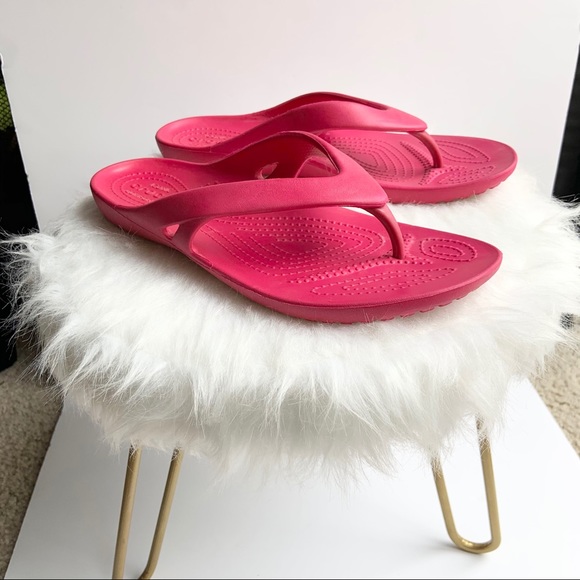 crocs pink flip flops